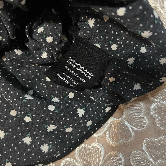 Line and Dot Revolve Polka Dot Lace Floral Crop Top NWT -Size XS -TP12 - Picture 8 of 8